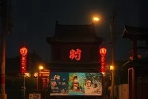 《茶馆里的说书人》封面，方桌与长条凳