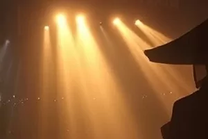《归港》封面，黄昏时停靠的渔船